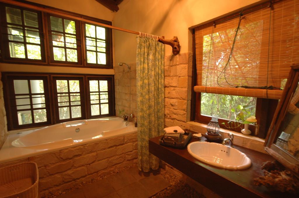 Momchailai Forest Retreat Kanchanaburi Eksteriør billede